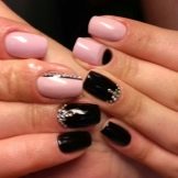 Рожевий манікюр зі стразами (89 фото): дизайн нігтів в яскраво-рожевому кольорі, френч з камінням