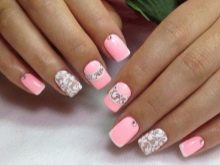 Рожевий манікюр зі стразами (89 фото): дизайн нігтів в яскраво-рожевому кольорі, френч з камінням