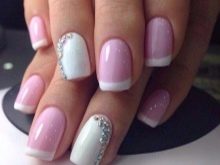 Рожевий манікюр зі стразами (89 фото): дизайн нігтів в яскраво-рожевому кольорі, френч з камінням