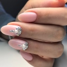 Рожевий манікюр зі стразами (89 фото): дизайн нігтів в яскраво-рожевому кольорі, френч з камінням