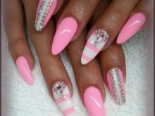 Рожевий манікюр зі стразами (89 фото): дизайн нігтів в яскраво-рожевому кольорі, френч з камінням