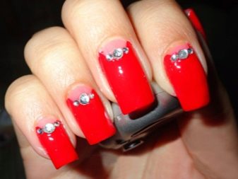 Рожевий манікюр зі стразами (89 фото): дизайн нігтів в яскраво-рожевому кольорі, френч з камінням