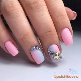 Рожевий манікюр зі стразами (89 фото): дизайн нігтів в яскраво-рожевому кольорі, френч з камінням