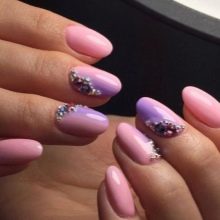 Рожевий манікюр зі стразами (89 фото): дизайн нігтів в яскраво-рожевому кольорі, френч з камінням