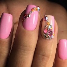 Рожевий манікюр зі стразами (89 фото): дизайн нігтів в яскраво-рожевому кольорі, френч з камінням