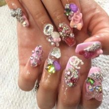 Рожевий манікюр зі стразами (89 фото): дизайн нігтів в яскраво-рожевому кольорі, френч з камінням