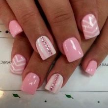 Рожевий манікюр зі стразами (89 фото): дизайн нігтів в яскраво-рожевому кольорі, френч з камінням