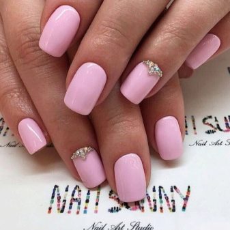 Рожевий манікюр зі стразами (89 фото): дизайн нігтів в яскраво-рожевому кольорі, френч з камінням