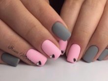 Рожевий манікюр зі стразами (89 фото): дизайн нігтів в яскраво-рожевому кольорі, френч з камінням