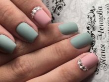 Рожевий манікюр зі стразами (89 фото): дизайн нігтів в яскраво-рожевому кольорі, френч з камінням