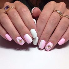 Рожевий манікюр зі стразами (89 фото): дизайн нігтів в яскраво-рожевому кольорі, френч з камінням