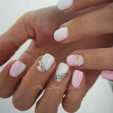 Рожевий манікюр зі стразами (89 фото): дизайн нігтів в яскраво-рожевому кольорі, френч з камінням
