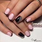 Рожевий манікюр зі стразами (89 фото): дизайн нігтів в яскраво-рожевому кольорі, френч з камінням