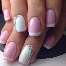 Рожевий манікюр зі стразами (89 фото): дизайн нігтів в яскраво-рожевому кольорі, френч з камінням