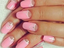 Рожевий манікюр зі стразами (89 фото): дизайн нігтів в яскраво-рожевому кольорі, френч з камінням