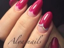 Рожевий манікюр зі стразами (89 фото): дизайн нігтів в яскраво-рожевому кольорі, френч з камінням