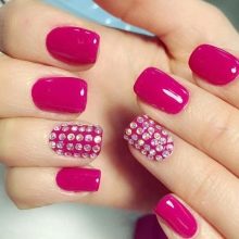 Рожевий манікюр зі стразами (89 фото): дизайн нігтів в яскраво-рожевому кольорі, френч з камінням