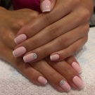 Рожевий манікюр зі стразами (89 фото): дизайн нігтів в яскраво-рожевому кольорі, френч з камінням