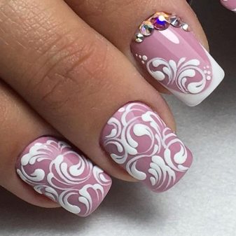 Рожевий манікюр зі стразами (89 фото): дизайн нігтів в яскраво-рожевому кольорі, френч з камінням