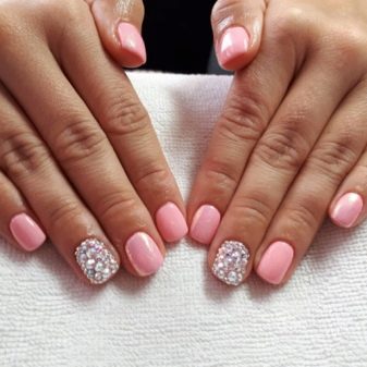 Рожевий манікюр зі стразами (89 фото): дизайн нігтів в яскраво-рожевому кольорі, френч з камінням