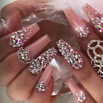 Рожевий манікюр зі стразами (89 фото): дизайн нігтів в яскраво-рожевому кольорі, френч з камінням