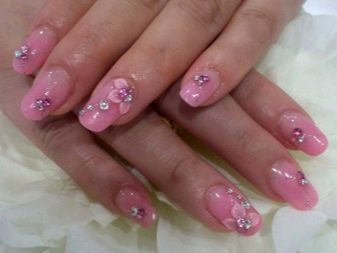 Рожевий манікюр зі стразами (89 фото): дизайн нігтів в яскраво-рожевому кольорі, френч з камінням