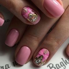 Рожевий манікюр зі стразами (89 фото): дизайн нігтів в яскраво-рожевому кольорі, френч з камінням