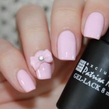 Рожевий манікюр зі стразами (89 фото): дизайн нігтів в яскраво-рожевому кольорі, френч з камінням