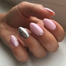 Рожевий манікюр зі стразами (89 фото): дизайн нігтів в яскраво-рожевому кольорі, френч з камінням