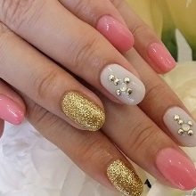 Рожевий манікюр зі стразами (89 фото): дизайн нігтів в яскраво-рожевому кольорі, френч з камінням