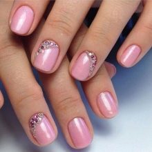 Рожевий манікюр зі стразами (89 фото): дизайн нігтів в яскраво-рожевому кольорі, френч з камінням