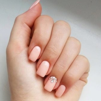 Рожевий манікюр зі стразами (89 фото): дизайн нігтів в яскраво-рожевому кольорі, френч з камінням