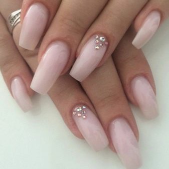 Рожевий манікюр зі стразами (89 фото): дизайн нігтів в яскраво-рожевому кольорі, френч з камінням