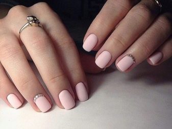 Рожевий манікюр зі стразами (89 фото): дизайн нігтів в яскраво-рожевому кольорі, френч з камінням