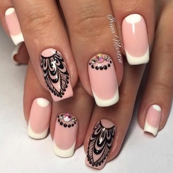 Рожевий манікюр зі стразами (89 фото): дизайн нігтів в яскраво-рожевому кольорі, френч з камінням