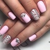 Рожевий манікюр зі стразами (89 фото): дизайн нігтів в яскраво-рожевому кольорі, френч з камінням