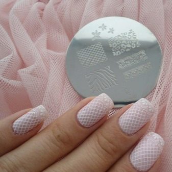 Рожевий матовий манікюр (55 фото): дизайн нігтів яскравим рожево-сірим лаком зі стразами і блискітками