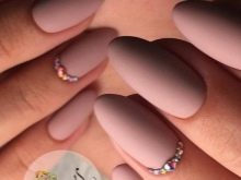 Рожевий матовий манікюр (55 фото): дизайн нігтів яскравим рожево-сірим лаком зі стразами і блискітками