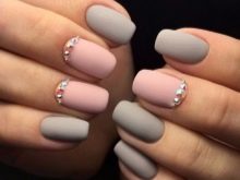 Рожевий матовий манікюр (55 фото): дизайн нігтів яскравим рожево-сірим лаком зі стразами і блискітками