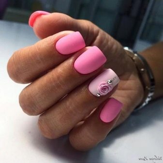 Рожевий матовий манікюр (55 фото): дизайн нігтів яскравим рожево-сірим лаком зі стразами і блискітками