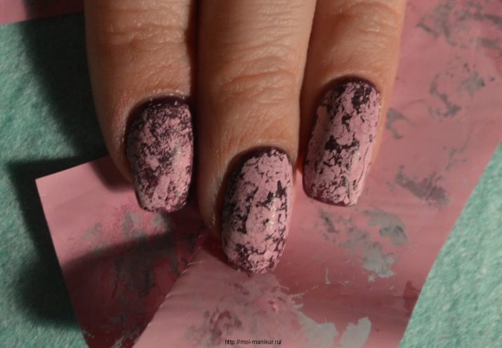 Рожевий матовий манікюр (55 фото): дизайн нігтів яскравим рожево-сірим лаком зі стразами і блискітками