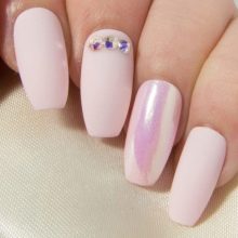 Рожевий матовий манікюр (55 фото): дизайн нігтів яскравим рожево-сірим лаком зі стразами і блискітками