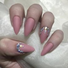 Рожевий матовий манікюр (55 фото): дизайн нігтів яскравим рожево-сірим лаком зі стразами і блискітками