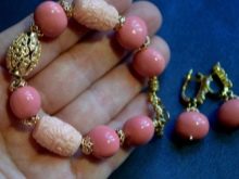 Рожевий перли: скільки коштує і з чим носити? Особливості каменю і його магічні властивості