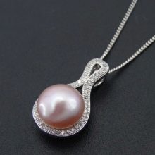 Рожевий перли: скільки коштує і з чим носити? Особливості каменю і його магічні властивості