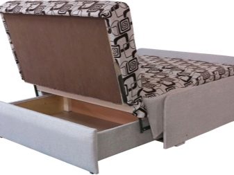 Розкладні дивани без підлокітників: моделі шириною 120, 130 і 140 см, маленькі 100 і 110 см, переваги і недоліки