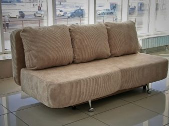 Розкладні дивани без підлокітників: моделі шириною 120, 130 і 140 см, маленькі 100 і 110 см, переваги і недоліки