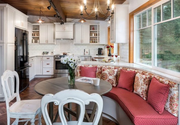 Розкладні дивани на кухню (60 фото): маленькі кухонні диванчики зі спальним місцем, розсувні французькі дивани-розкладачки і інші види