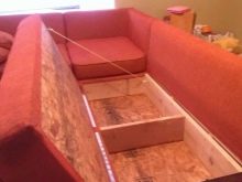 Розкладні дивани на кухню (60 фото): маленькі кухонні диванчики зі спальним місцем, розсувні французькі дивани-розкладачки і інші види