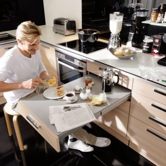 Розкладні столи для маленької кухні (47 фото): кухонні столи-трансформери, складні та розсувні обідні моделі 50х50 і 60х60 см, 60х80 см і інших розмірів